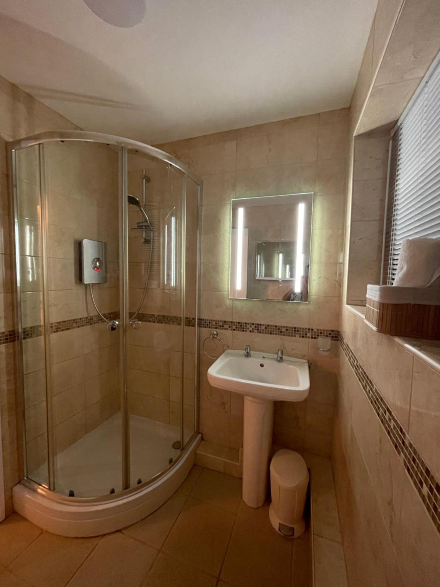 Look No Further Gorgeous Newly Renovated Contemporary Chalet Sandown Bay Holiday Centre 외부 사진