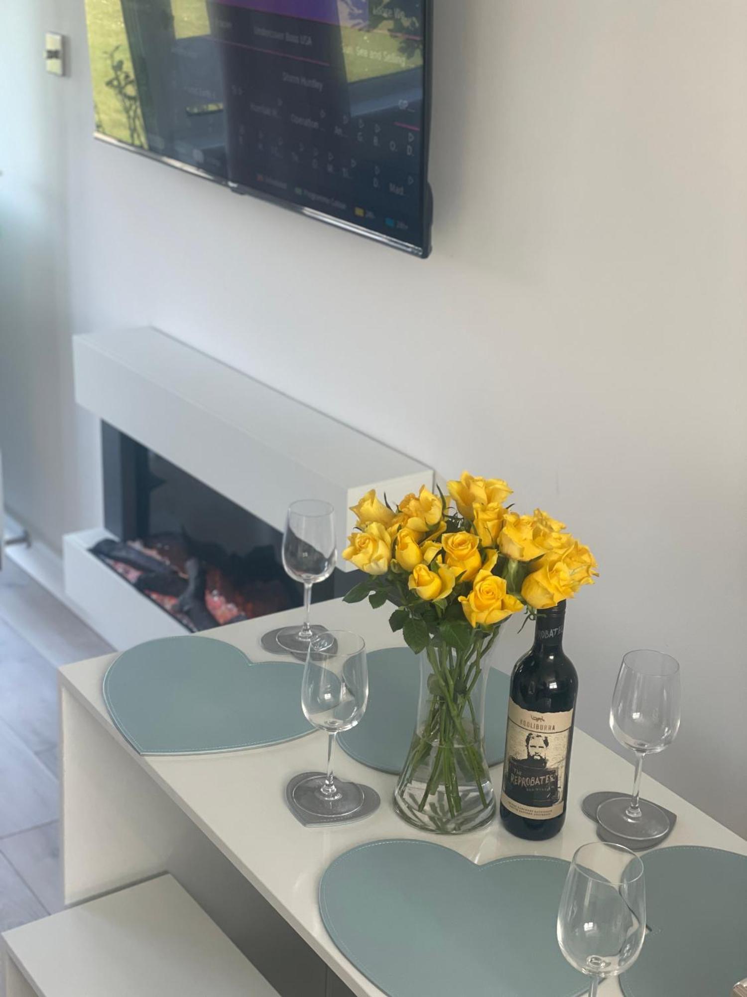 Look No Further Gorgeous Newly Renovated Contemporary Chalet Sandown Bay Holiday Centre 외부 사진
