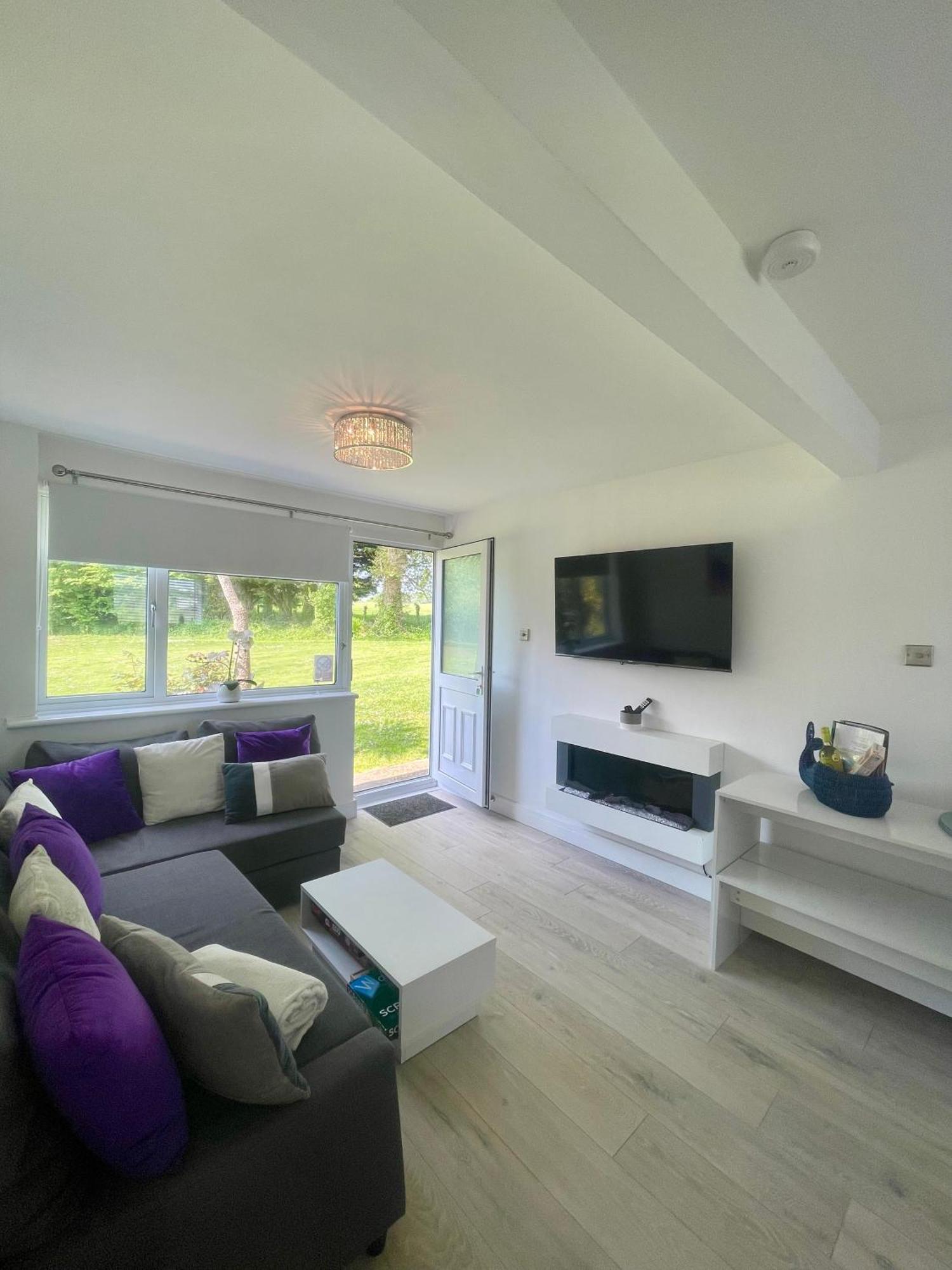 Look No Further Gorgeous Newly Renovated Contemporary Chalet Sandown Bay Holiday Centre 외부 사진